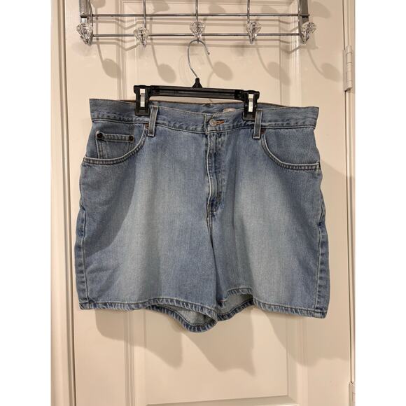 Levi’s Women’s 90’s Vintage Light Wash “Mom Shorts” Style 39924 Size 16 - Picture 1 of 6